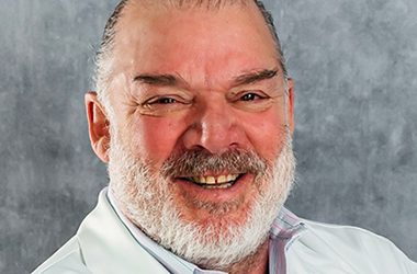 Especialista em próteses de quadril e joelho com mais de 30 anos de experiência